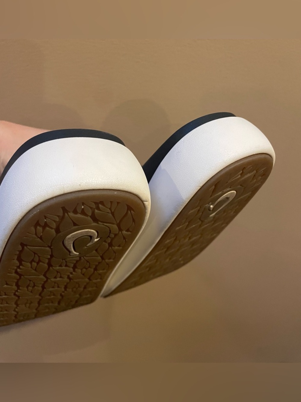 OluKai Pae Slide Sandal, Leather, White / Black, Women’s Size 7 - Picture 8 of 12